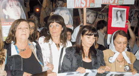 Susana Trimarco, acompañada por Vilma Ripoll, diputadas, madres de Plaza de Mayo y otras personalidades en una de las movilizacioones reclamando por Marita Verón. 