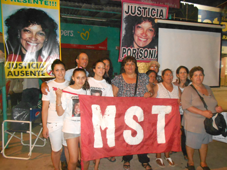 Antonio, Natalia, Laura y Melisa con las compañeras del MST de Pilar el 5-12