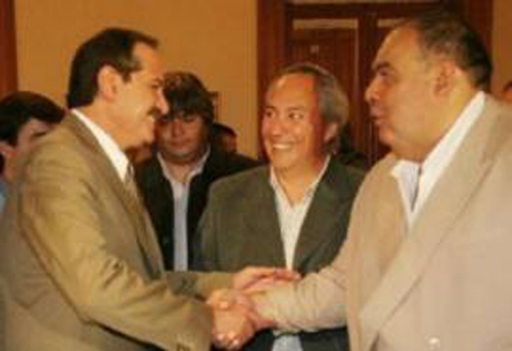 El gobernador Alperovich y Rubén “la Chancha” Ale, a la derecha, cuando entregó un millón al Club Atlético.